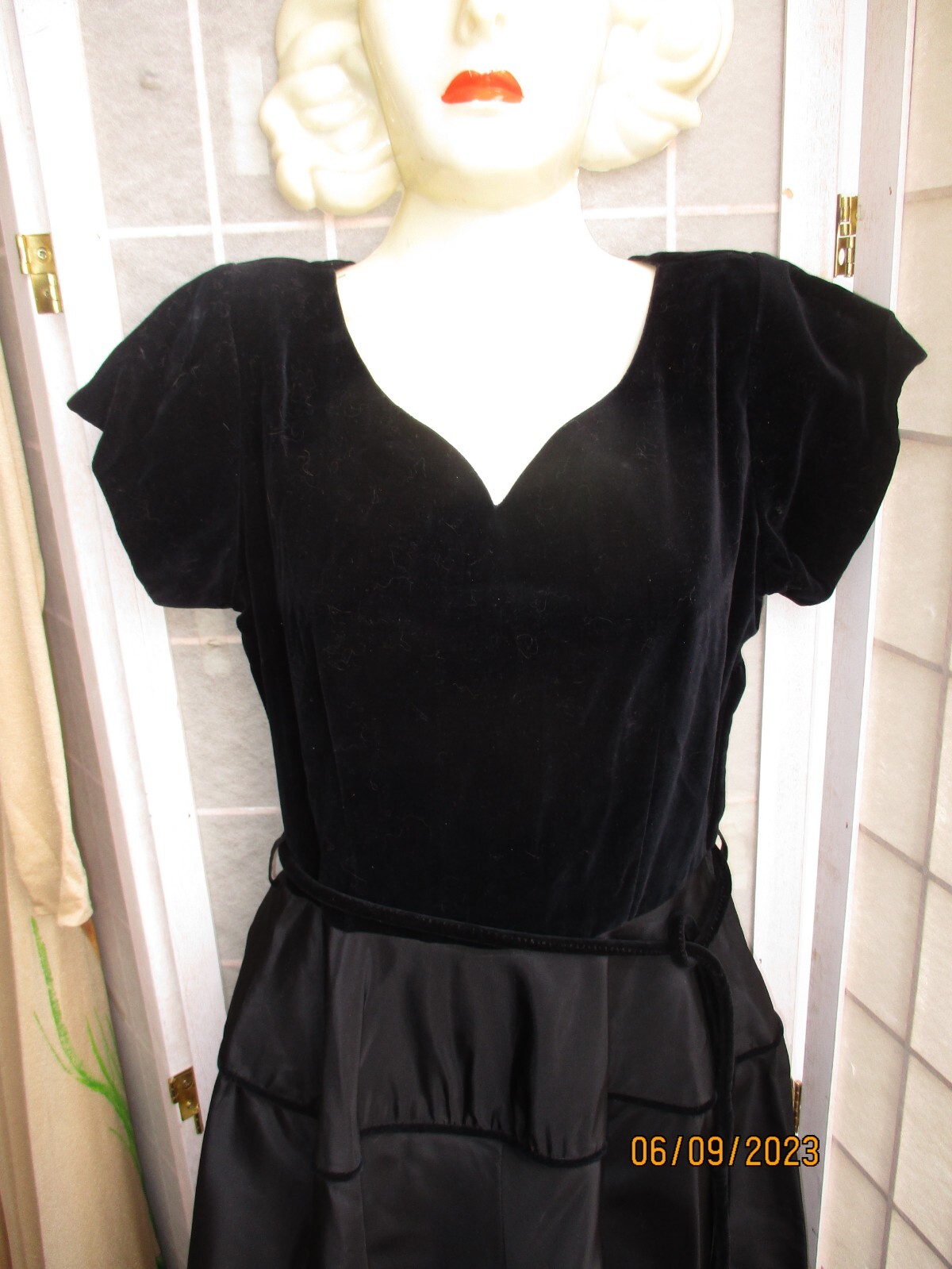 40s Black Velvet and Taffeta Dress w/tie belt sz35x24xfree