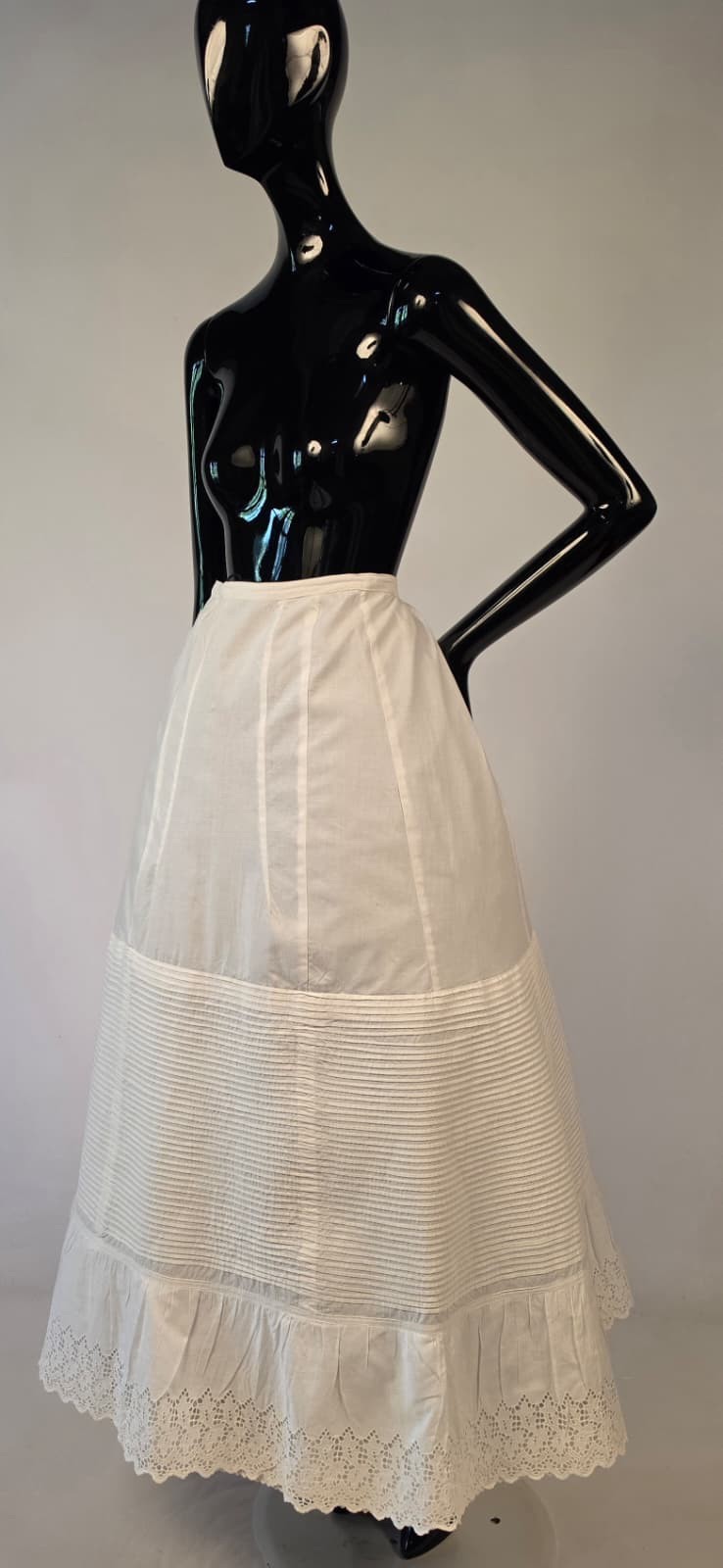 VICTORIAN 19TH CENTURY PETTICOAT W PLEATS & CUTWORK BOTTOM SWEEP