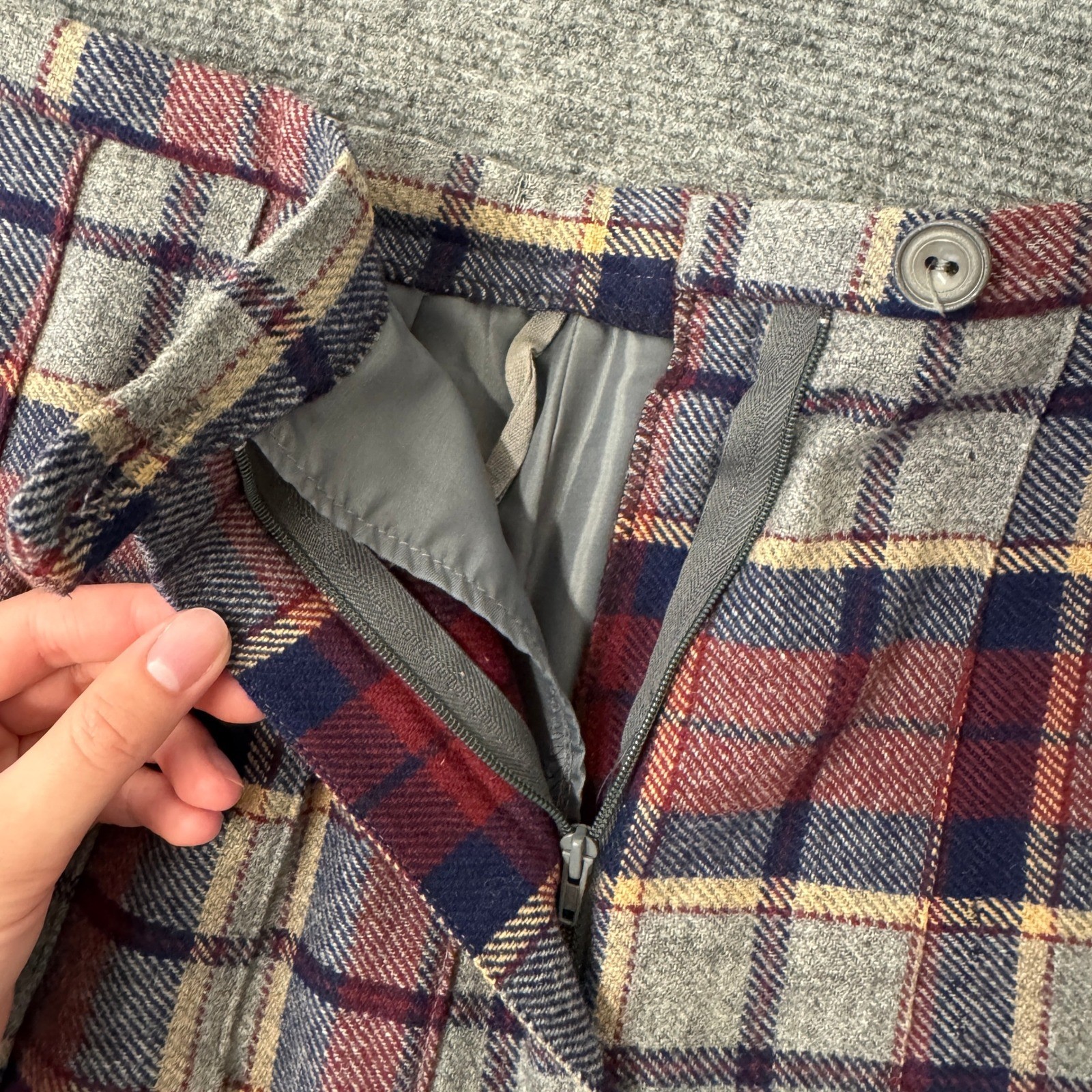 Brendella Vintage Wool Plaid Pleated Skirt Grey Red Navy Blue Made in Ireland 28
