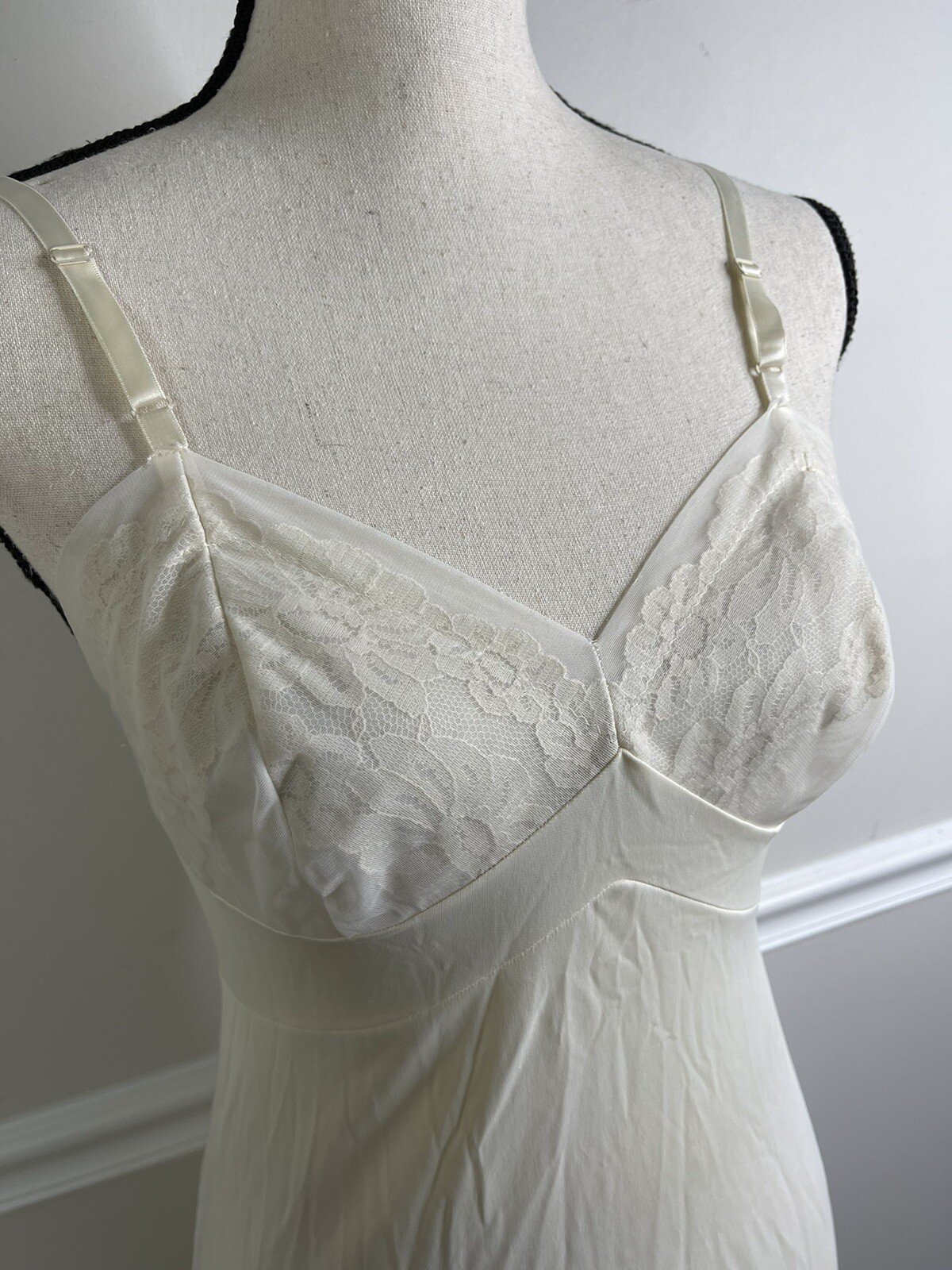 Vintage VANITY FAIR Full Slip Smooth Nylon Chiffon Floral Lace 32 L Gown