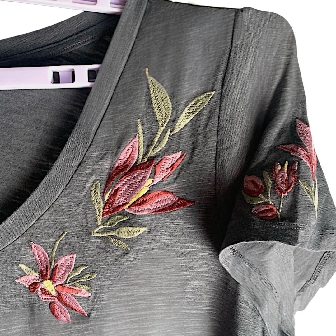 TORRID Flowers Classic Vintage Slub V-Neck Tee NWT Size 5X