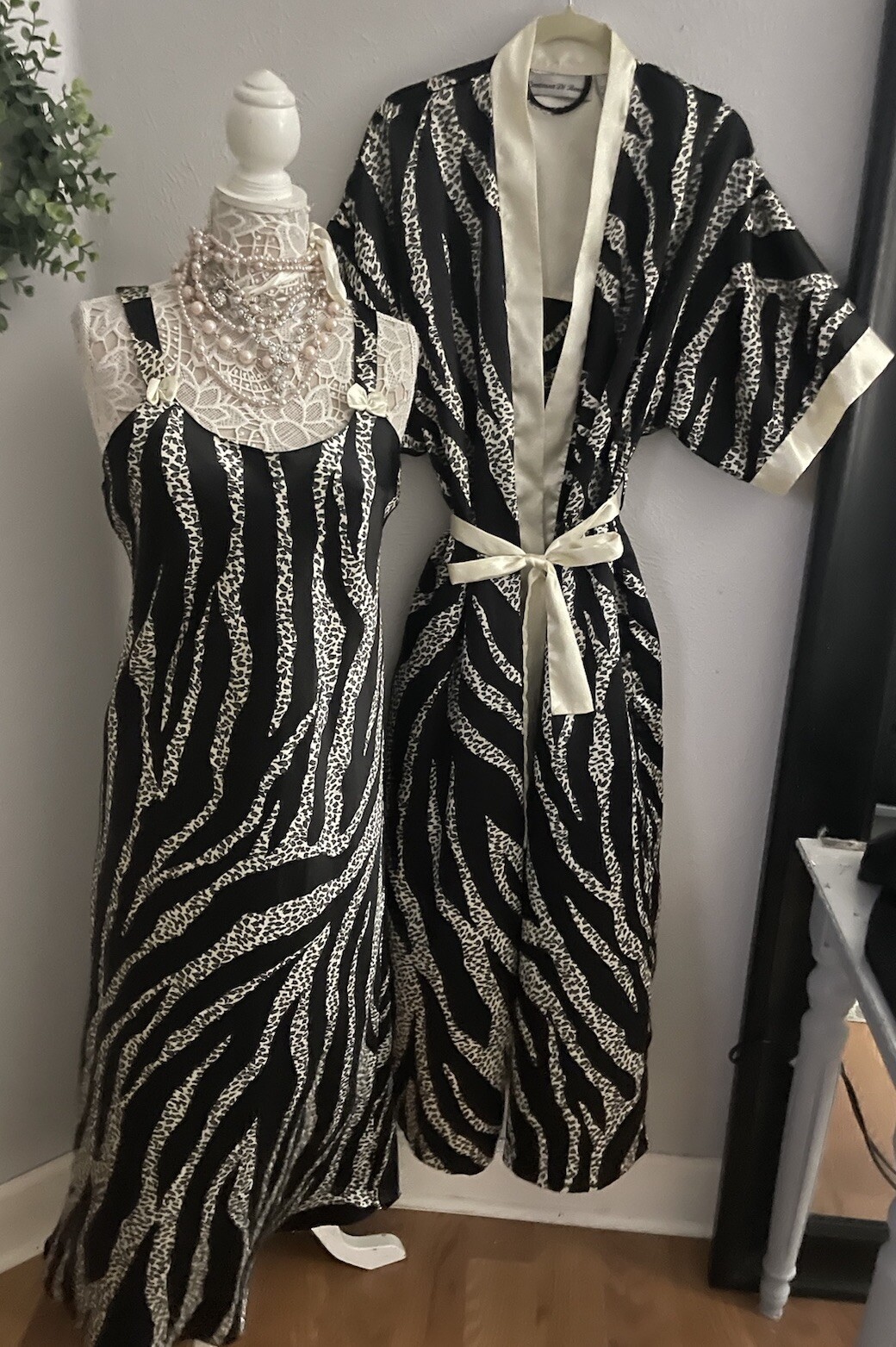 Contessa Di Roma M Peignior GOWN & ROBE 2pc Lot Woman’s Black White Satin Set