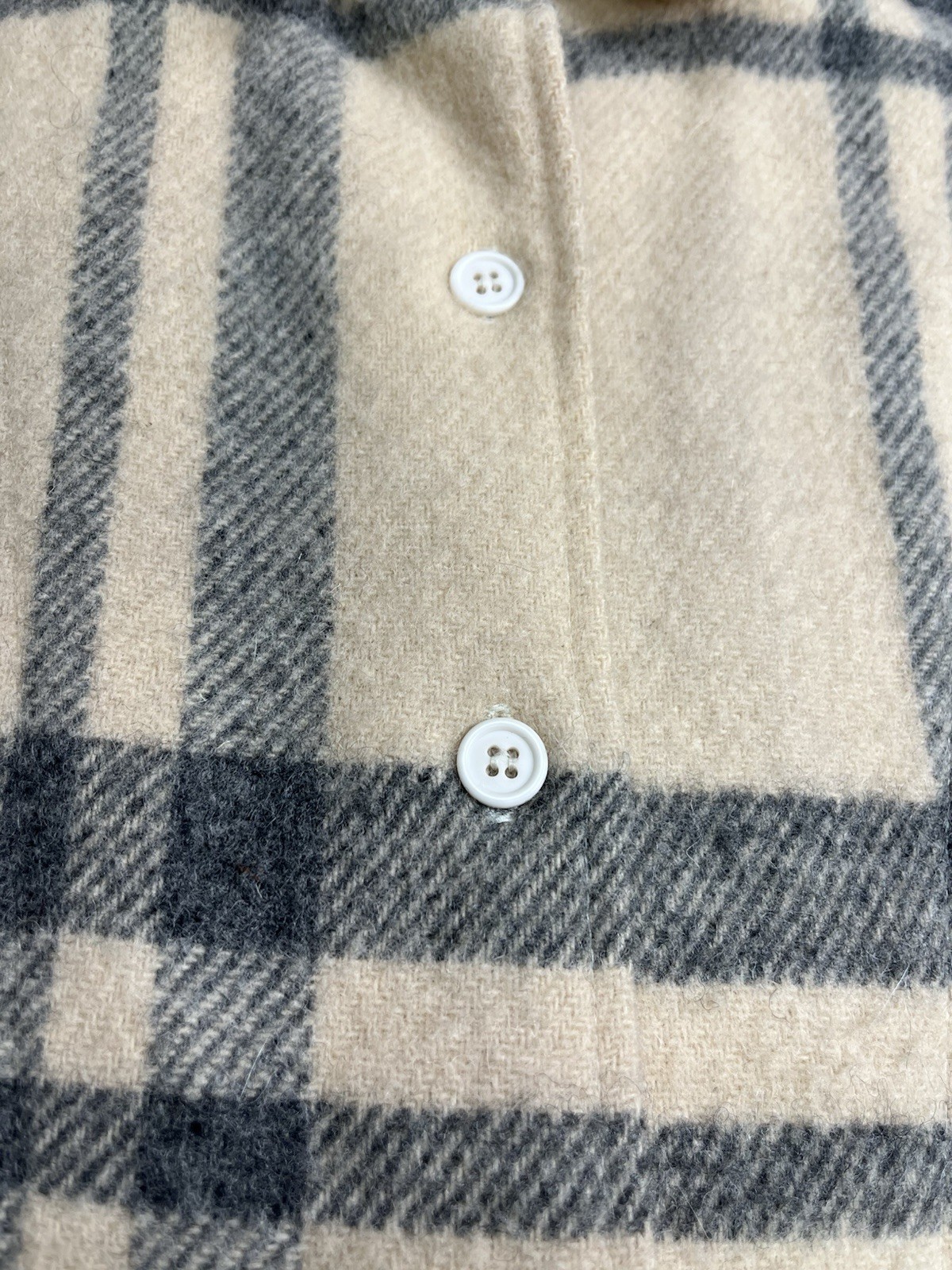 Vintage 1960s Womens’ WoolRich Flannel Shirt Size Large Made In USA beige