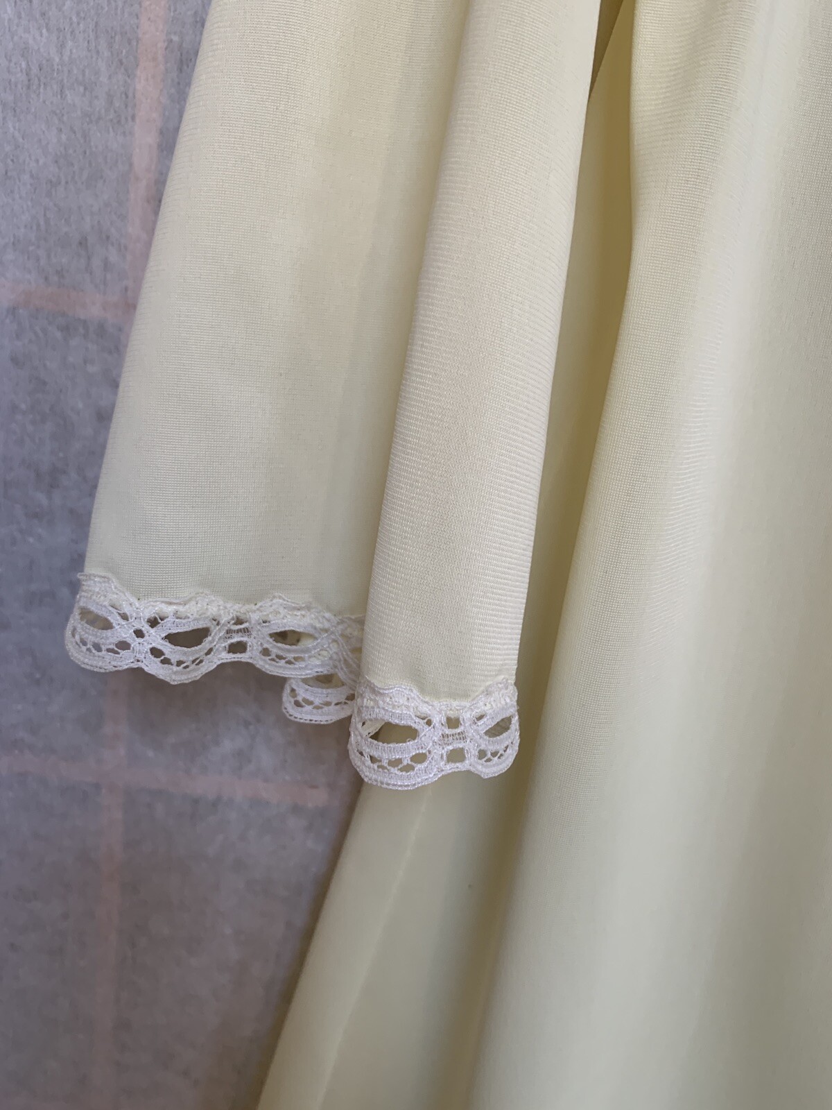 VINTAGE VANITY FAIR PALE YELLOW NYLON NIGHTGOWN & ROBE SET–SIZE XSMALL