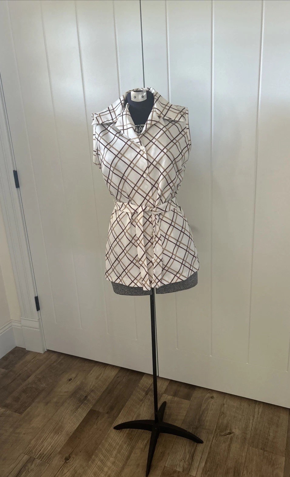 Vintage 1970’s Wide Collar Polyester Sleeveless Button Up Blouse With Waist Tie