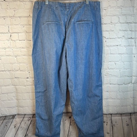 GAP Archive Re-issue 90s Pleated Fit High Rise Tapered Khakis Blue Chambray 33R