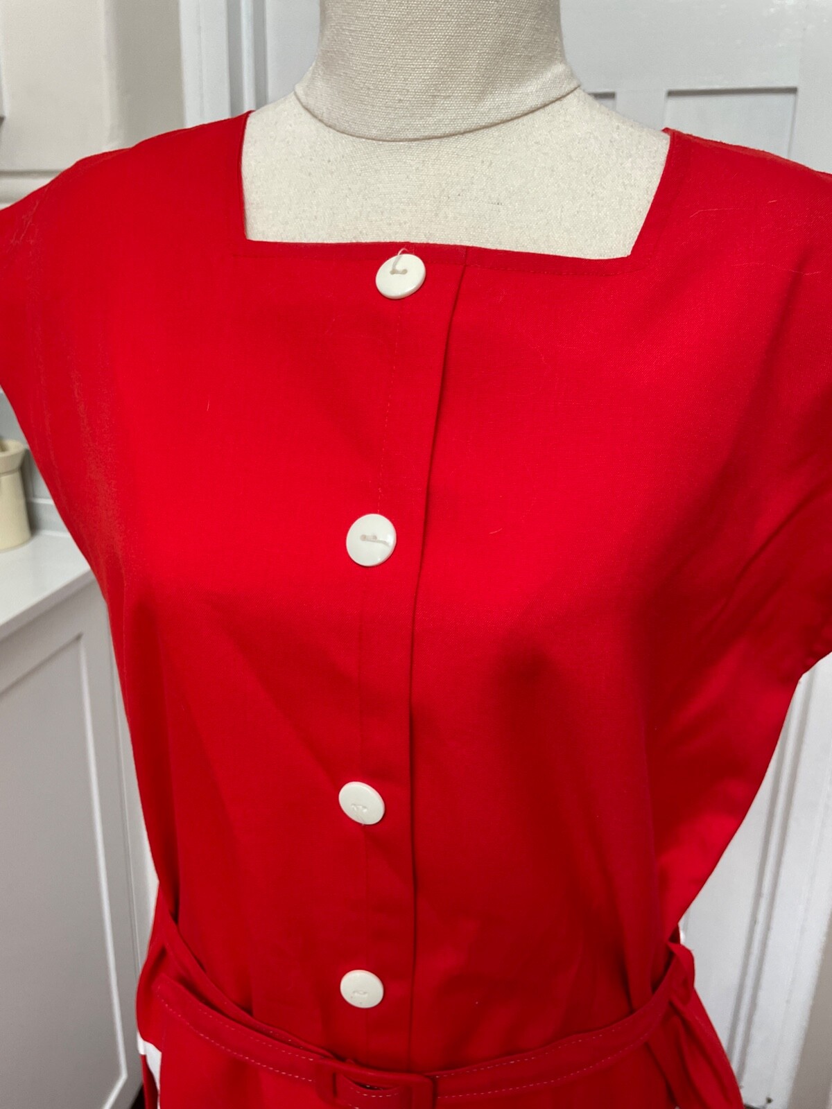 „Changing Scene” Vintage Red & White Belted 1980s Dress S12 With Pleated Skirt