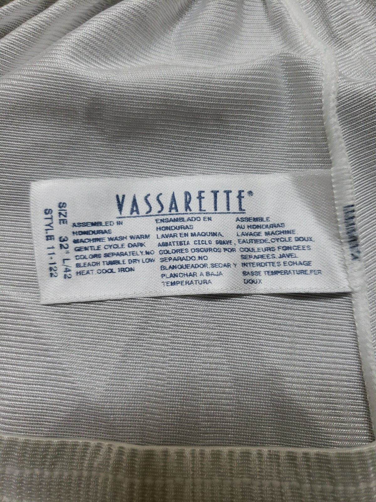 VASSARETTE – WHITE NYLON HALF SLIP W 19” SLIT – SIZE 32″ – L / 42 #11-122