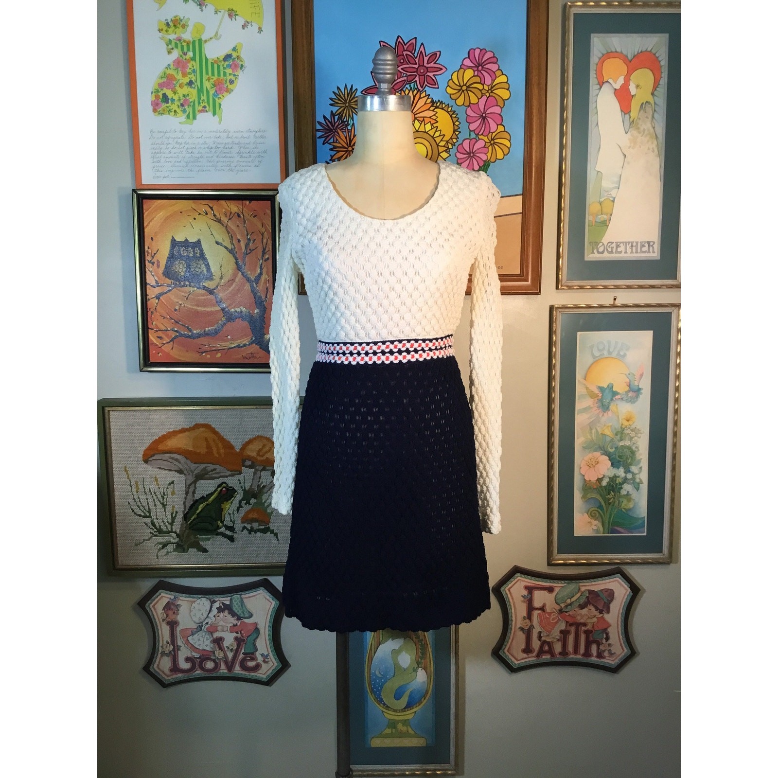 Vintage 1970s Parade NY Navy Blue White Long Sleeve Dress Puckered Polyester Mod