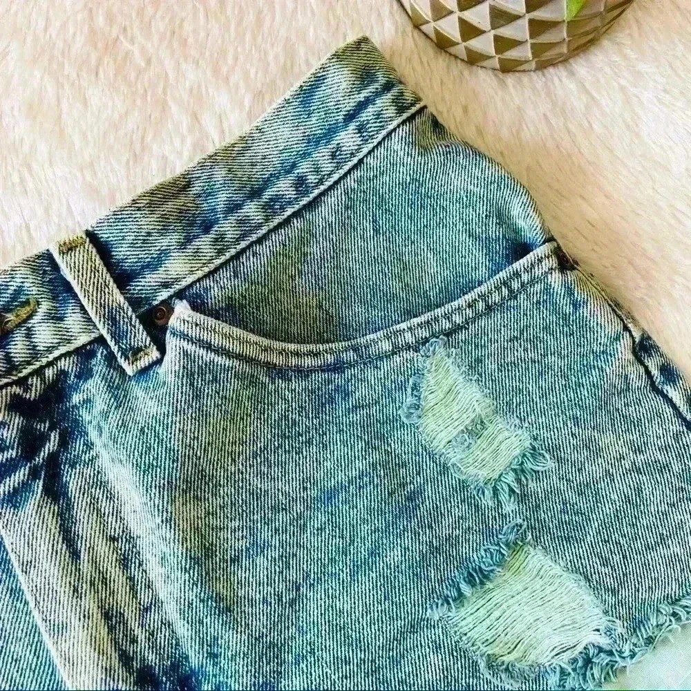 Vintage Vintage Turquoise Tinted High Waisted „Mom” Distress Cutoff Jean Shorts