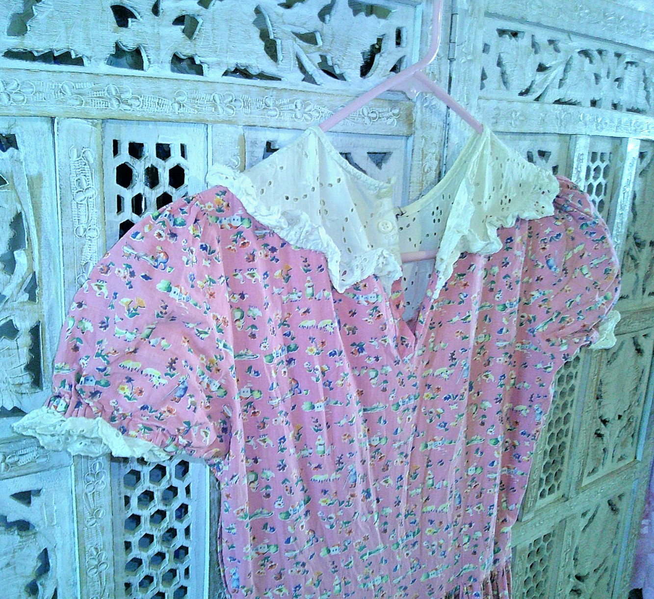 1930s Short Puff Sleeve Cotton Dress Pink Lace Collar 3 Button Back – Side Zip