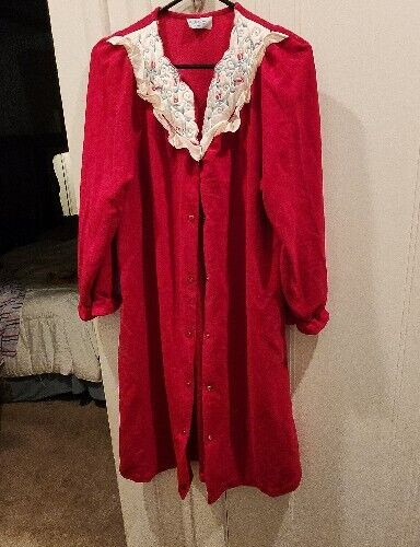 Vtg It’s A Charm USA Fleece Long Housecoat Robe Womens Red Satin Applique Sz Med