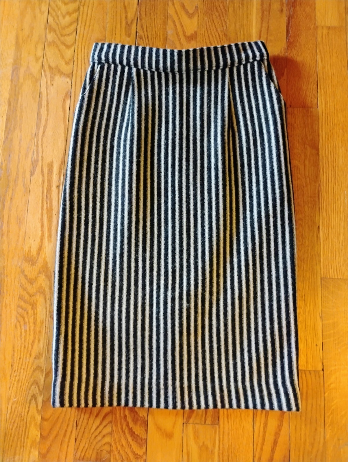 VTG 1980’s South Korean „Jayeonhee” Black & White Striped Wool Skirt Suit