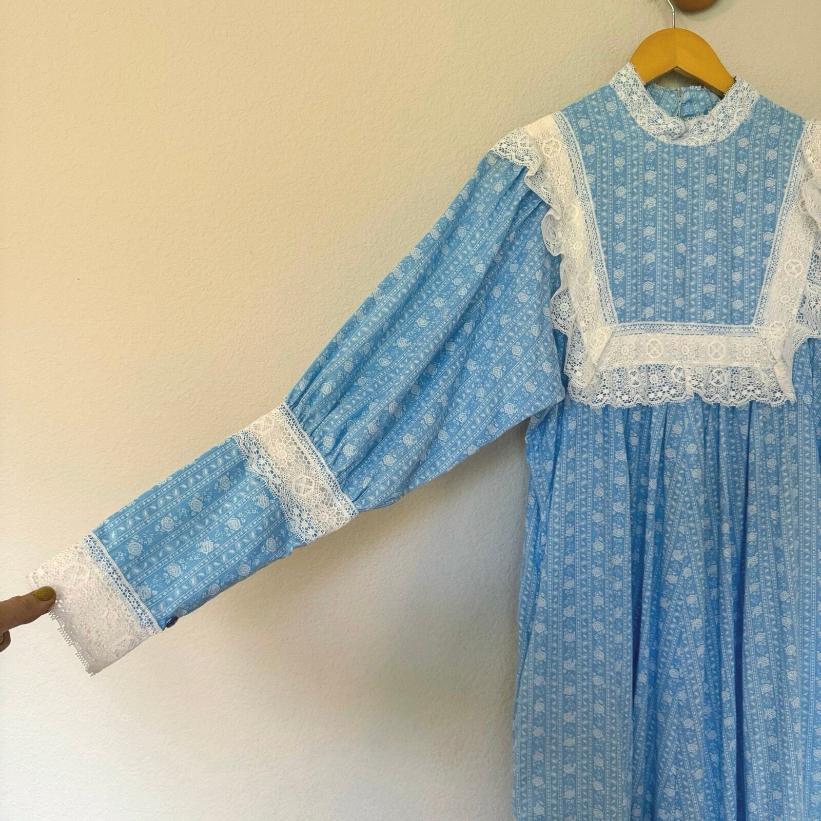 Vintage 70s prairie dress lace trim sky blue white floral leg of mutton sleeve M
