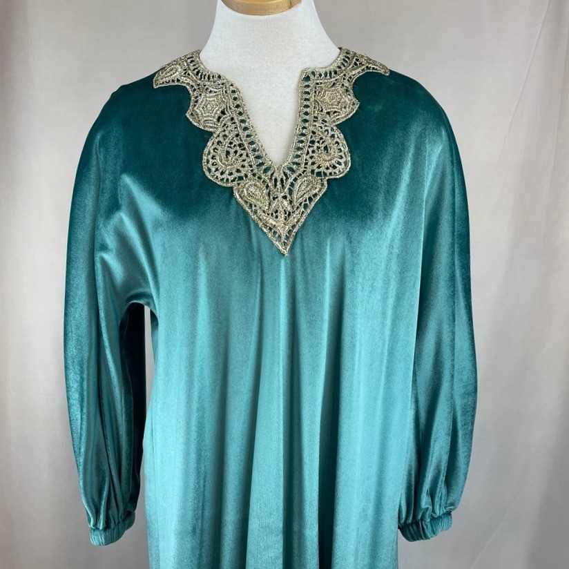Vintage 70s LUCIE ANN Womens (M/L) Velour Night Gown Gold Mobwife Glam Roper