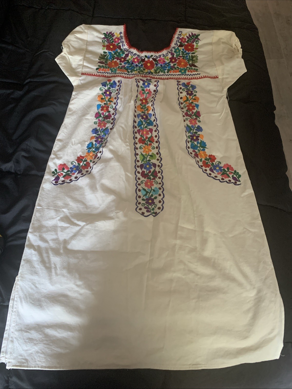 Vintage Mexican Embroidered Floral Dress White Boho Unbranded 18″ Pit to Pit
