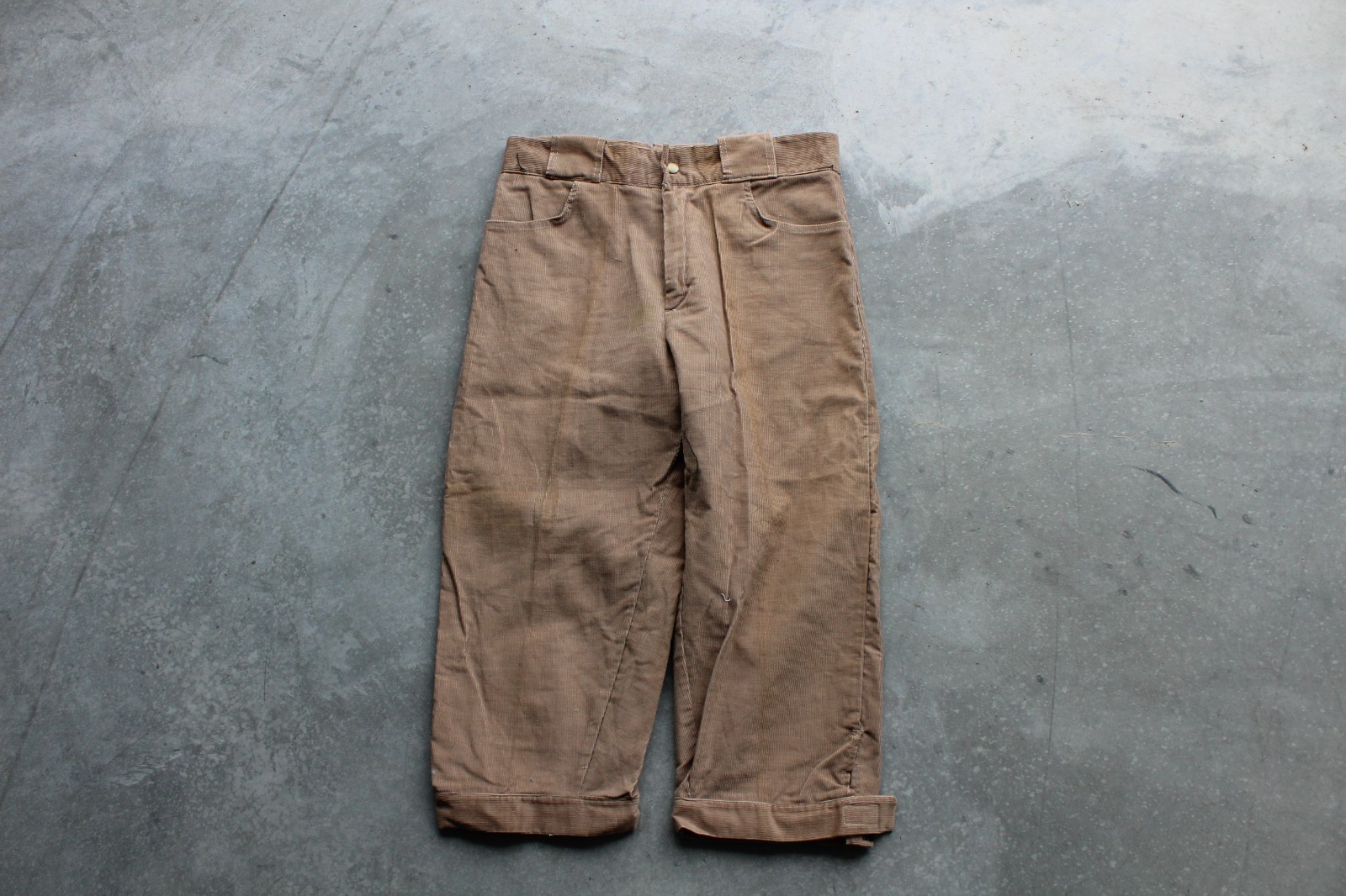 Sunbuster Vintage 1970s Beige Corduroy High-waisted Capri Pants by | 30×20