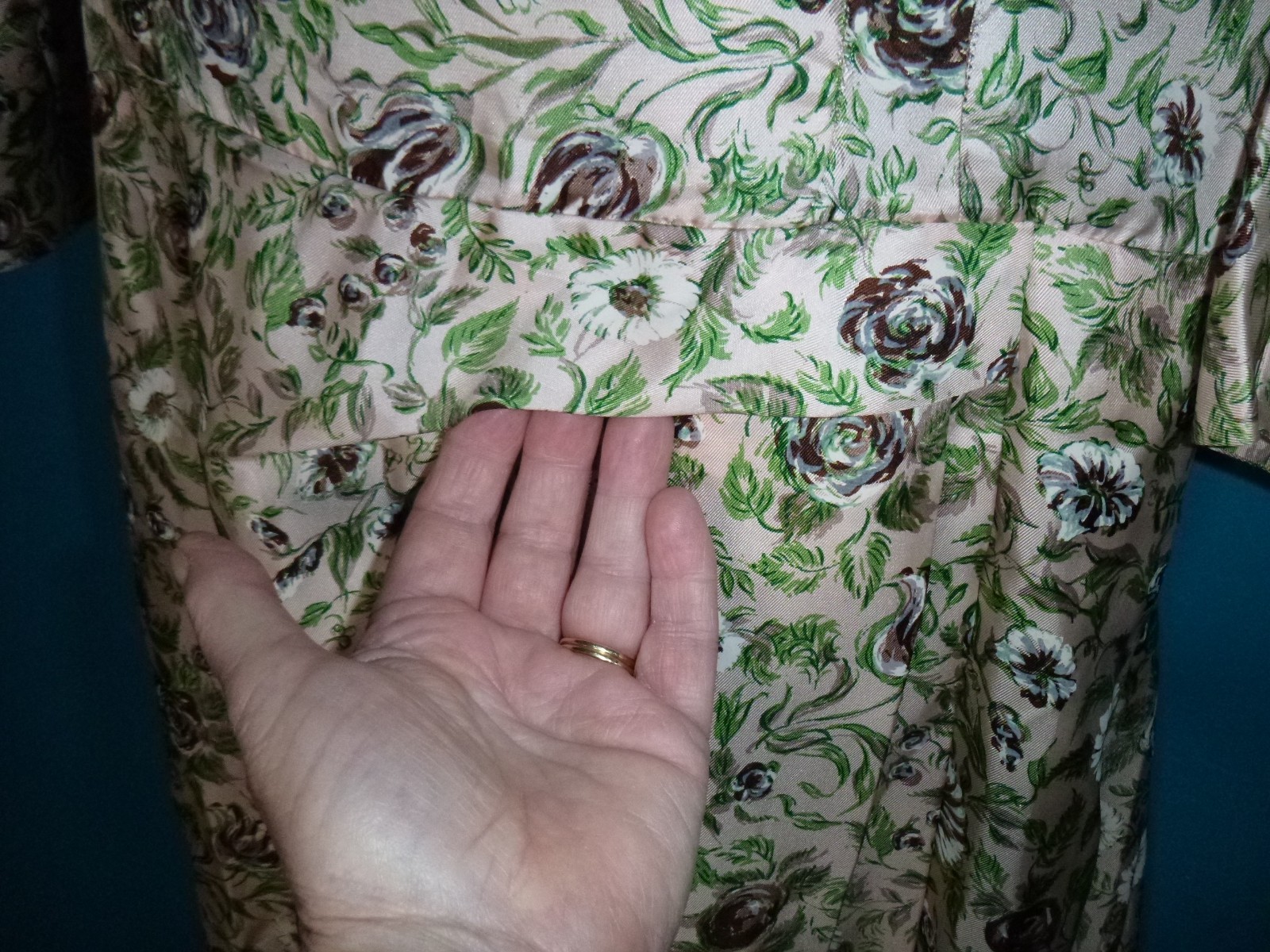 Vtg 1940s Pinkish Tan Silky Floral Dress Sequin Embellishment VOLUP Sz L/XL