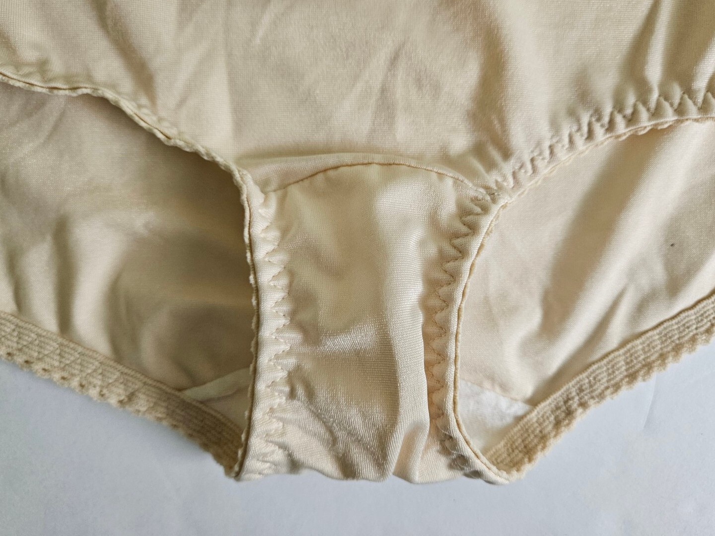 Bali Something Else Light Control Stretch Satin Panties Large 8500 Shiny Cream