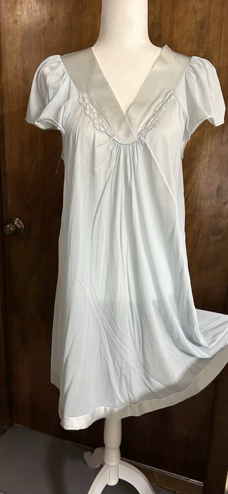 VTG 1980’s Light Blue Nylon V-Neck Pretty Cap Sleeves SZ M Nightgown NICE