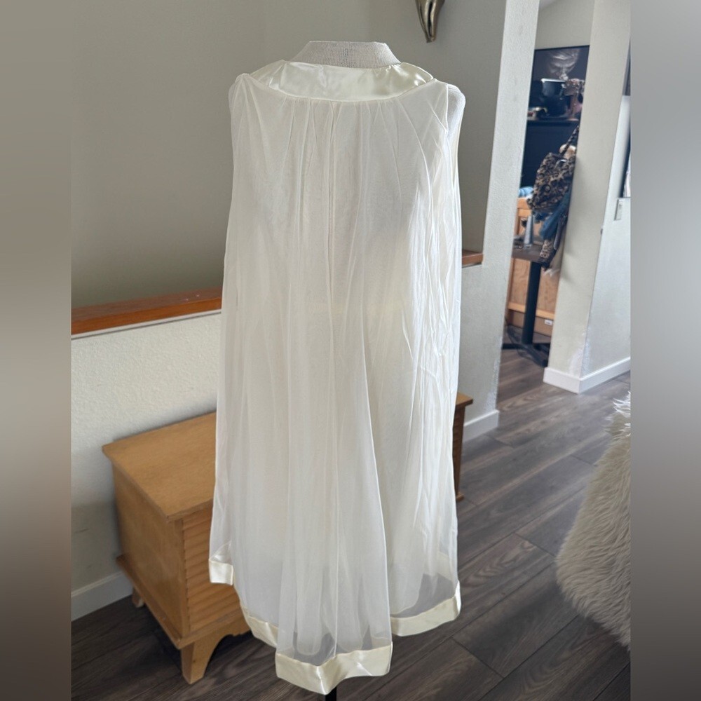 1960s Vintage Pale Almond Yellow Gossard Short Peignoir Nightgown & Robe Set