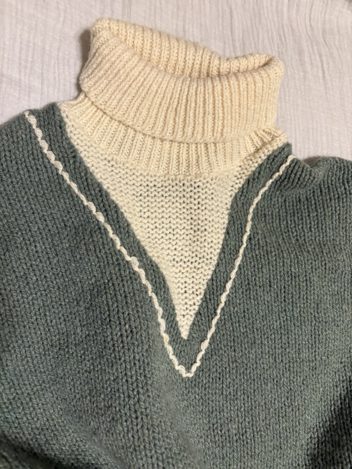 Vintage, 100% Imported Shetland Wool, WPL 5630 Women’s Sweater – Cream And Green