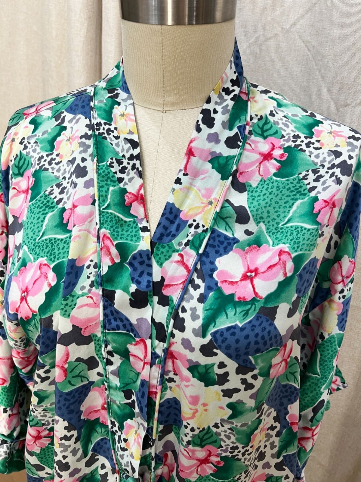 VTG Victoria’s Secret Gold Label Silk Floral Kimono Robe *Missing Belt*