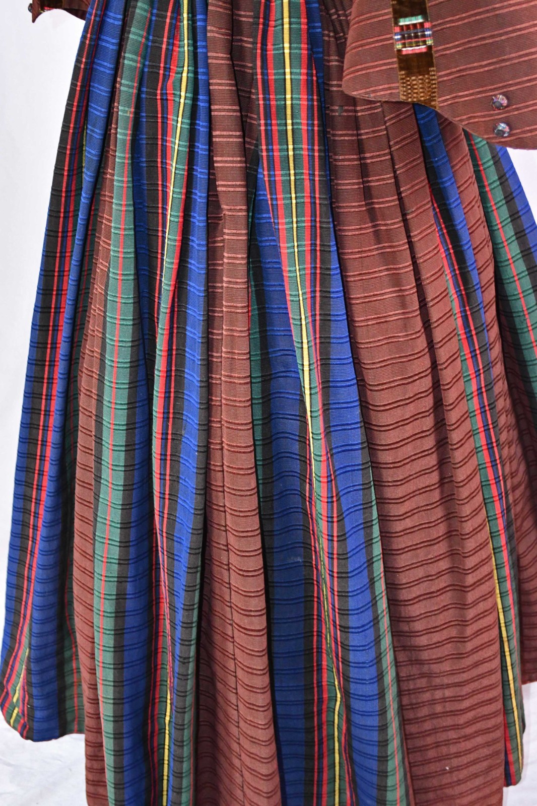 VICTORIAN LADIES DAY DRESS WITH WIDE PAGODA SLEEVES, c.1850’s