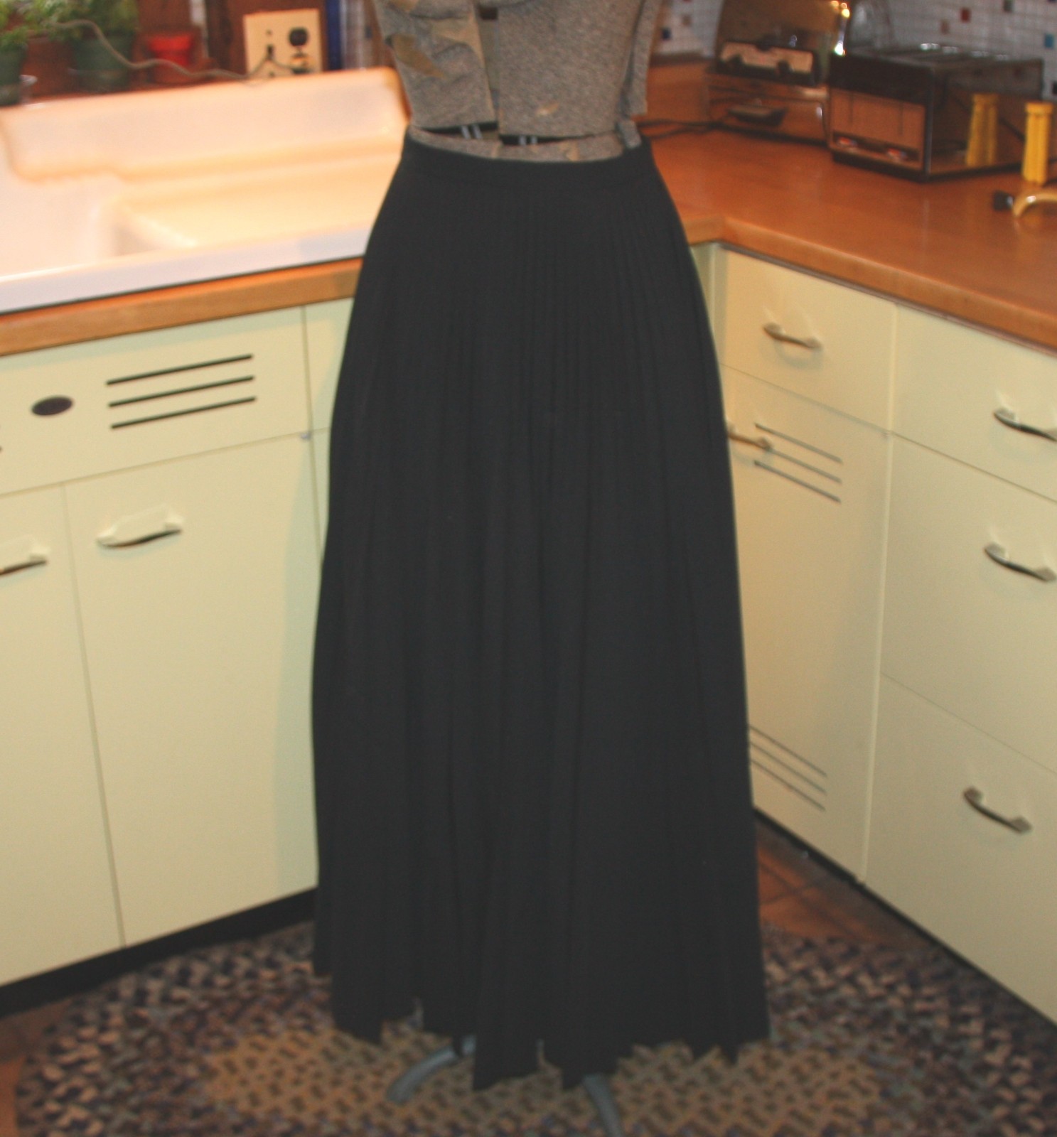 Vintage Sir James Long Black Pleated Skirt Women’s Wear