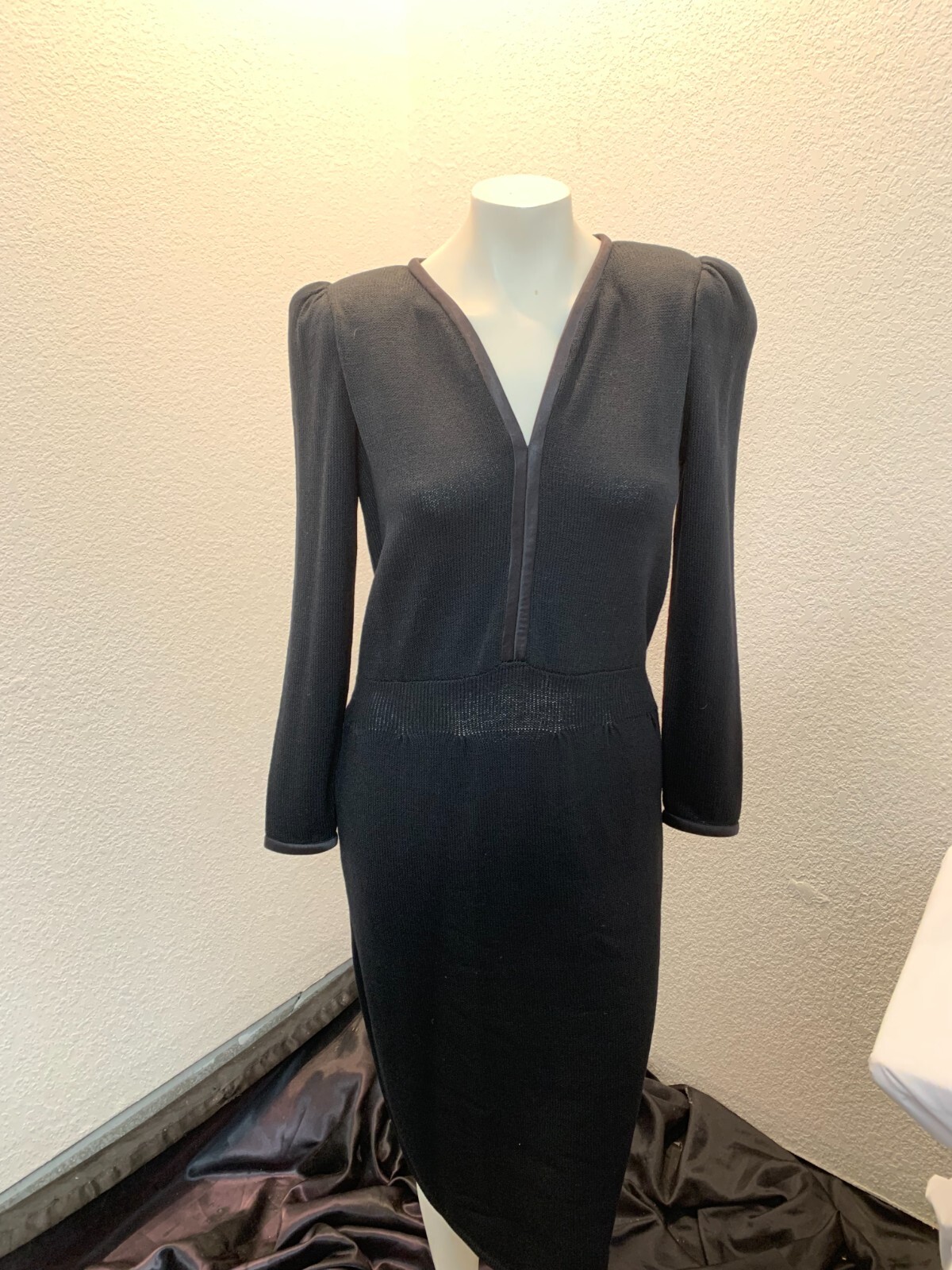 Vintage 80s St John knit v-neck long sleeve dress black size M great condition