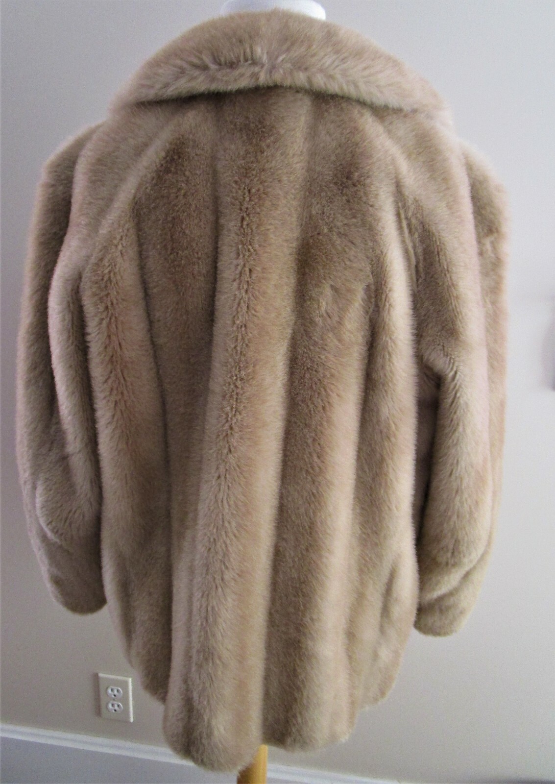 VINTAGE BECAUSE! FAUX FUR COAT BY GINO ROSSI, PRETTY BLONDE, OUTSTANDING!