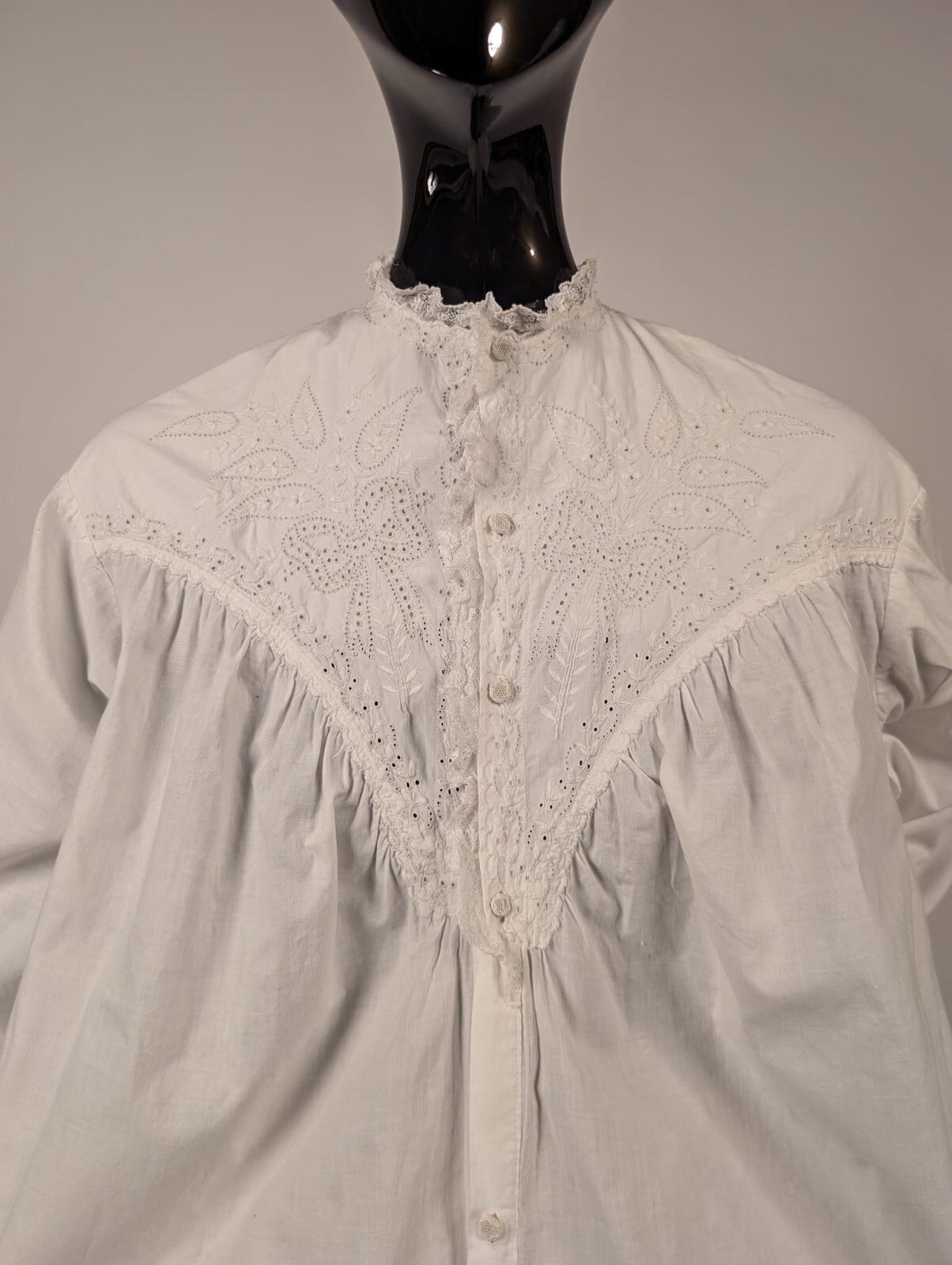SWEET VICTORIAN 19TH WHITE WRAPPER DRESS W BOW + PAISLEY EYELET DETAILS