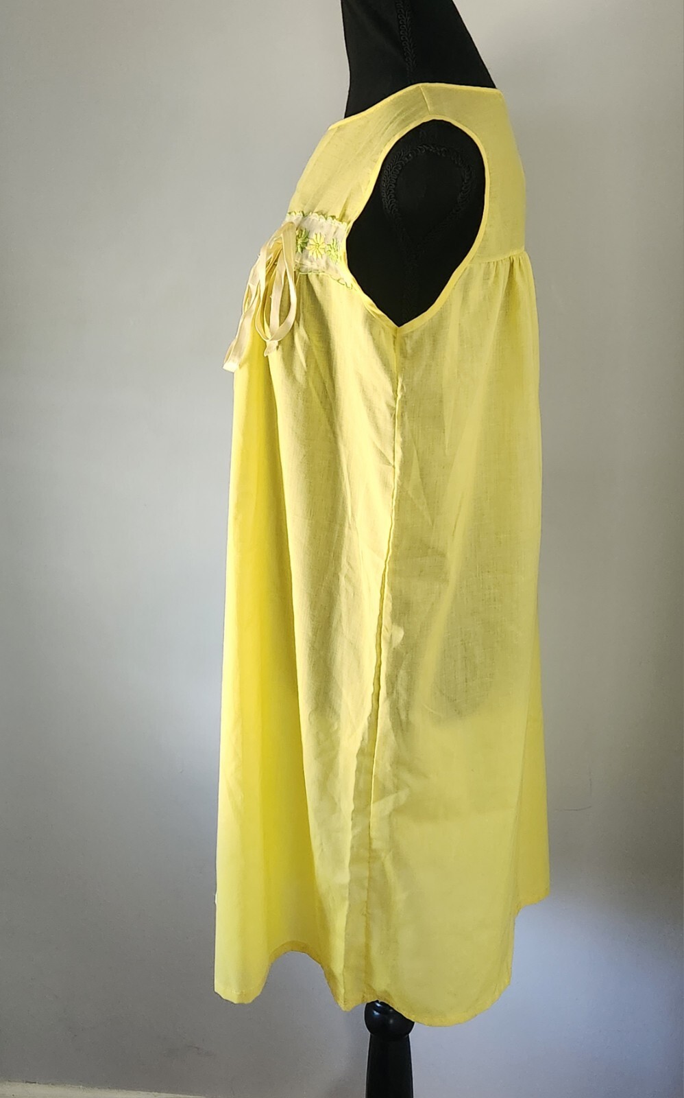 Vintage 60s Grants ISIS yellow babydoll nightgown floral embroidery size Medium