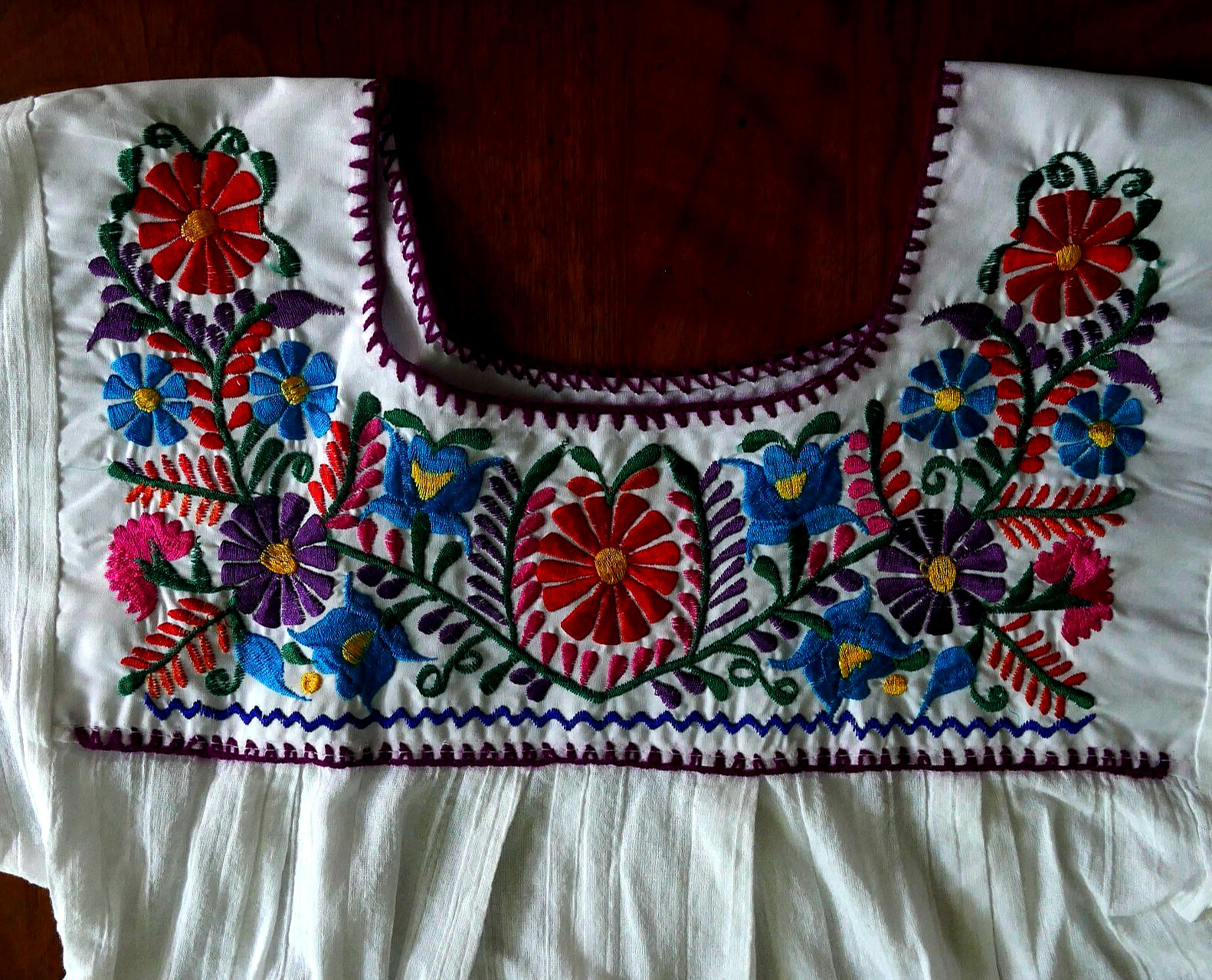 NEW White MEXICAN EMBROIDERED BLOUSE S Floral 70″s Hippie Boho Peasant SALE