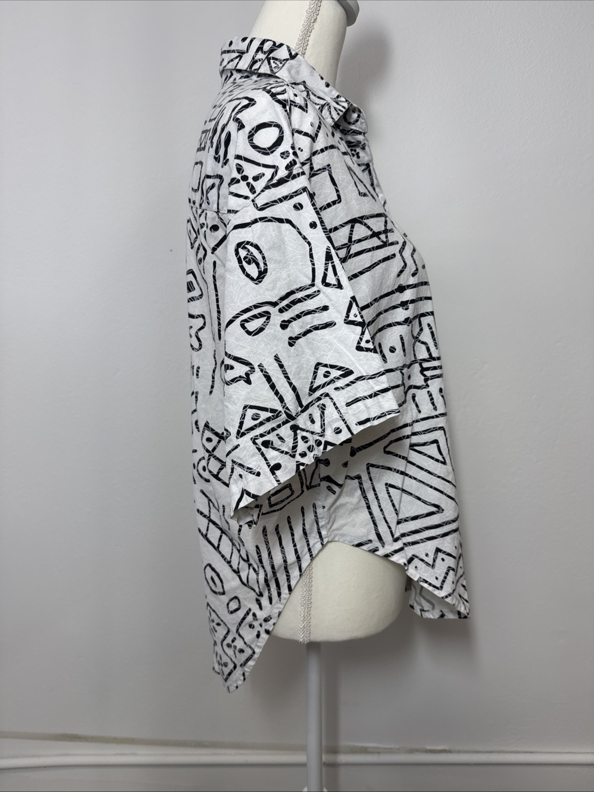 Vintage 80s Details Abstract Geometric Memphis Split Back Button Tail Shirt S