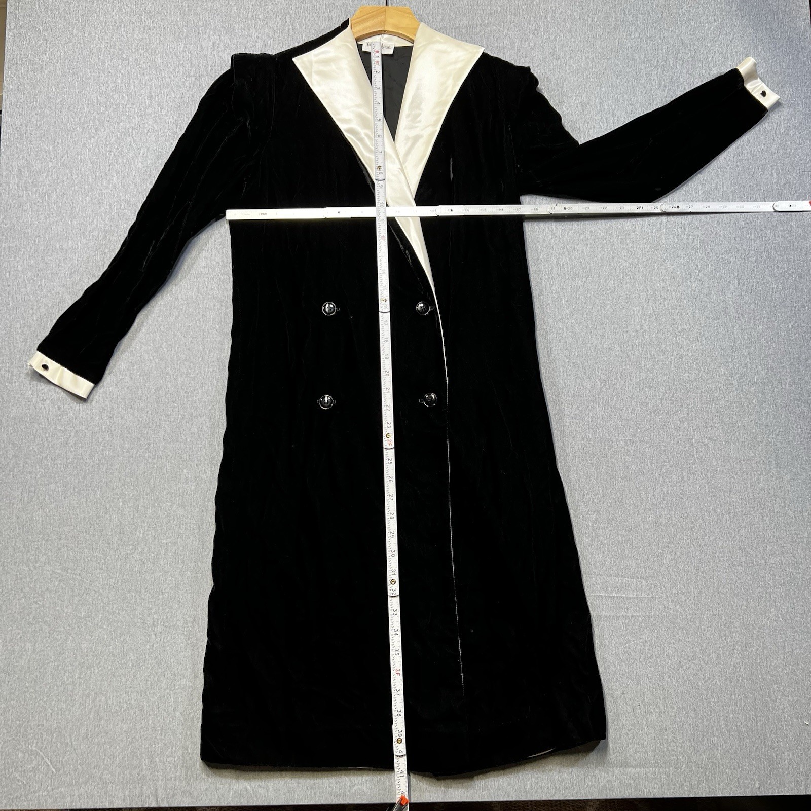 Vintage Neiman Marcus black velvet tuxedo coat W/satin lapel 70-80’s Glam Size 4