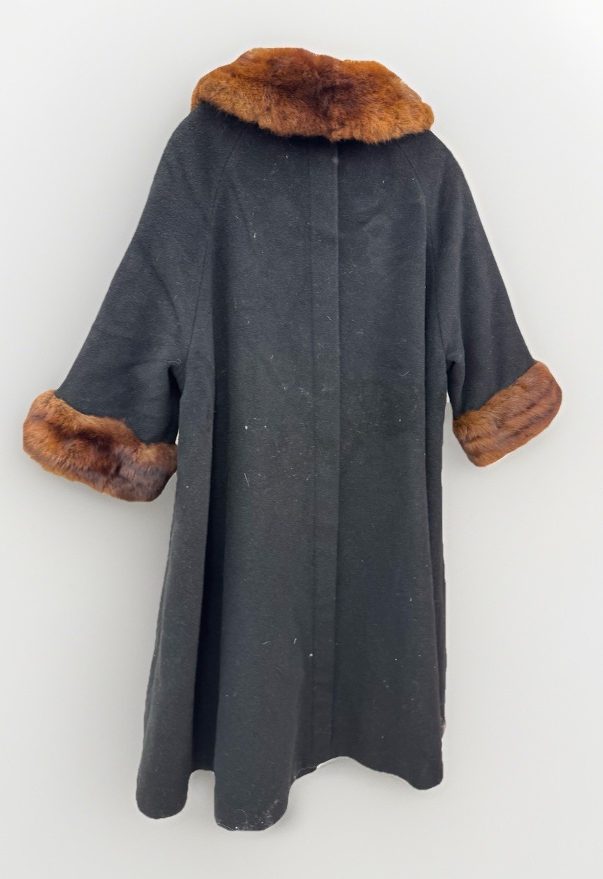 Vintage 1960s Wool Coat with fur collar And Trim Union Made, A-Line Size Large