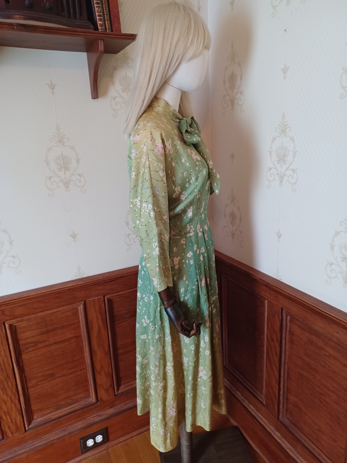 Vintage Mid-century/ 1950s Spring Green Floral Tafetta Dress with Pussybow Neck