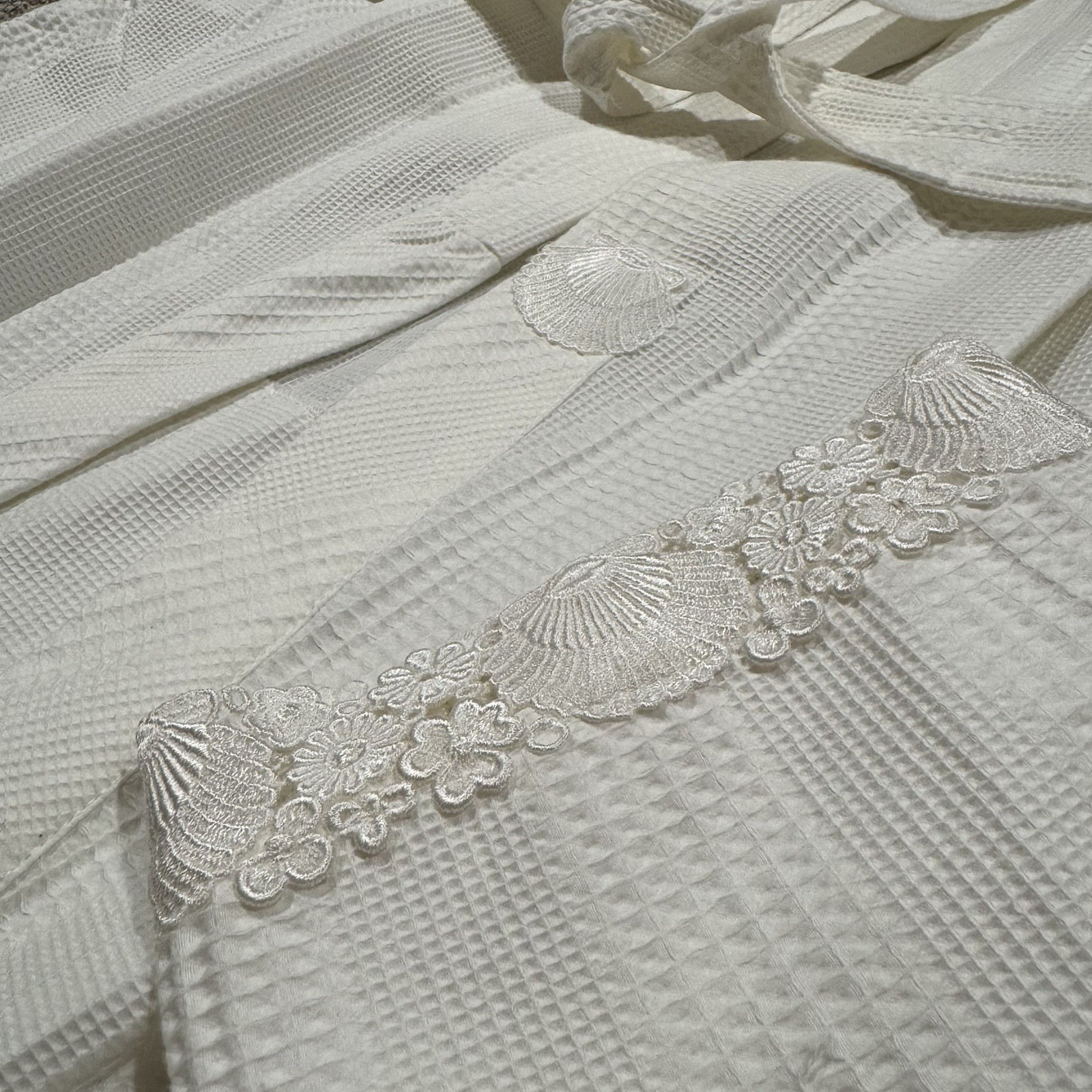 VTG Crabtree & Evelyn Size M/L 100% Cotton Long White Robe Belted Seashell Trim