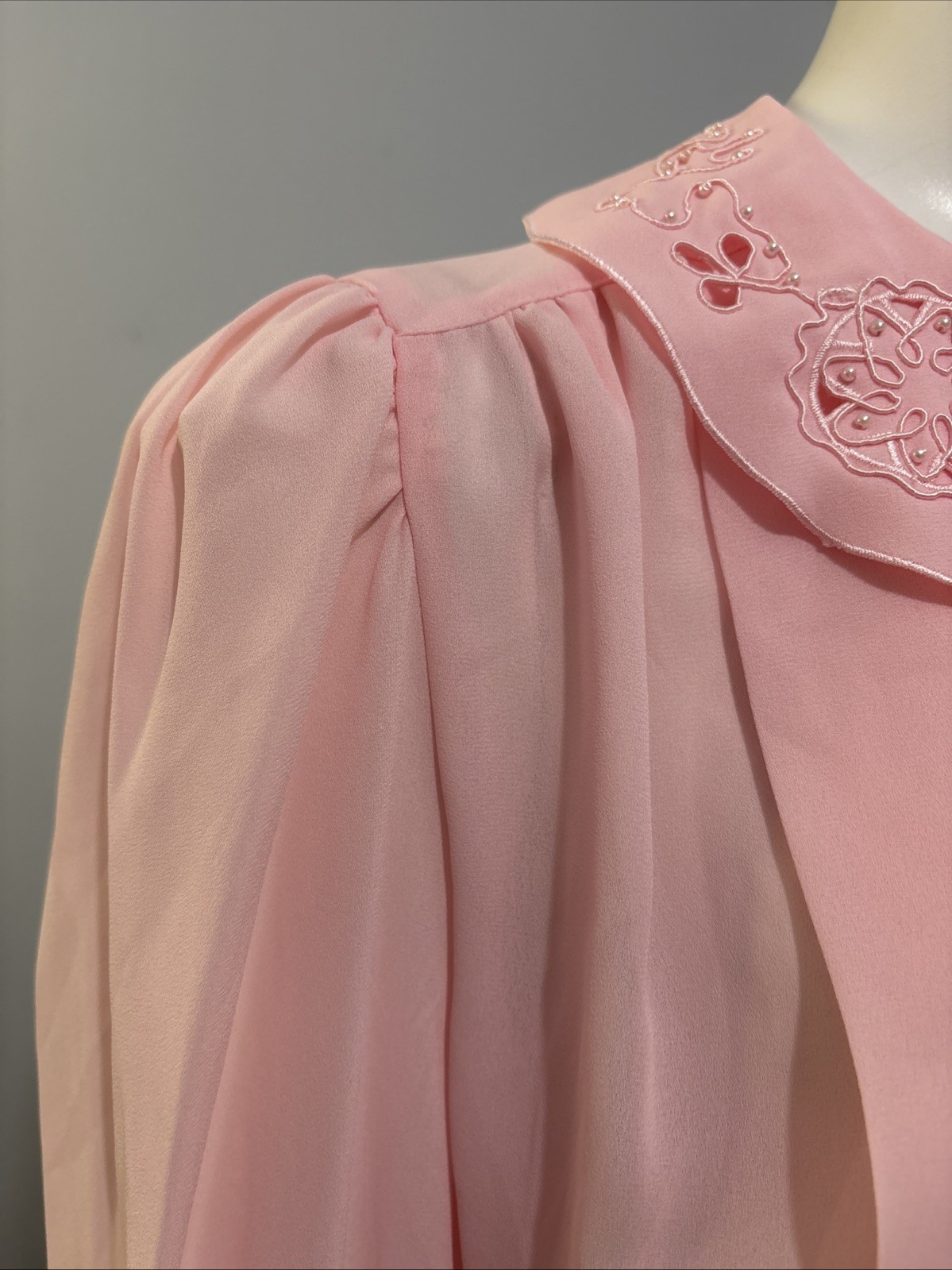 Gorgeous Vtg Kirsten Grey Pink embroidered Pleated Faux Pearls Blouse Sz 8