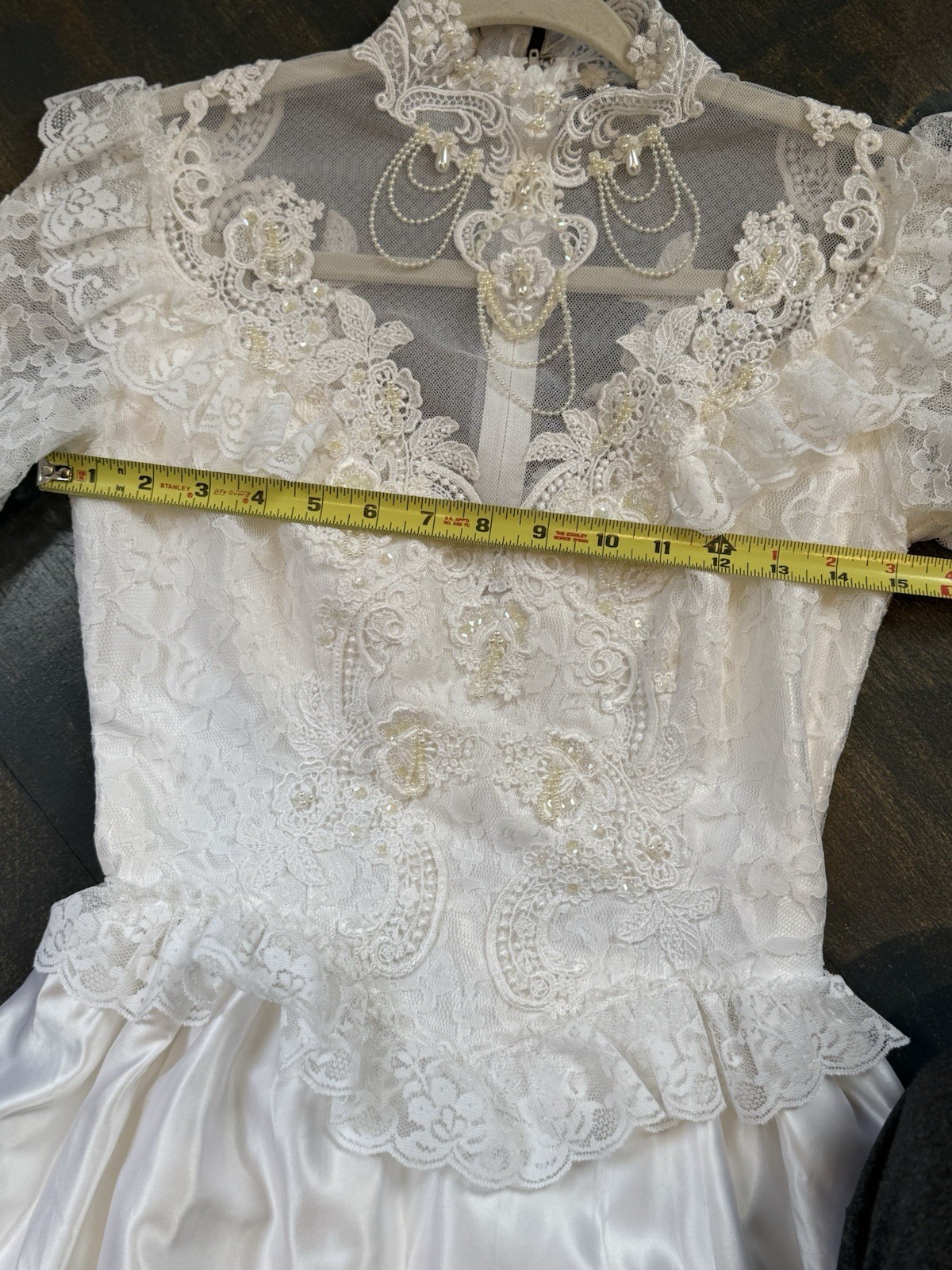 Vintage Bridal Gown Wedding Dress – White- Lace- Beautiful Detailing Medium 6-8