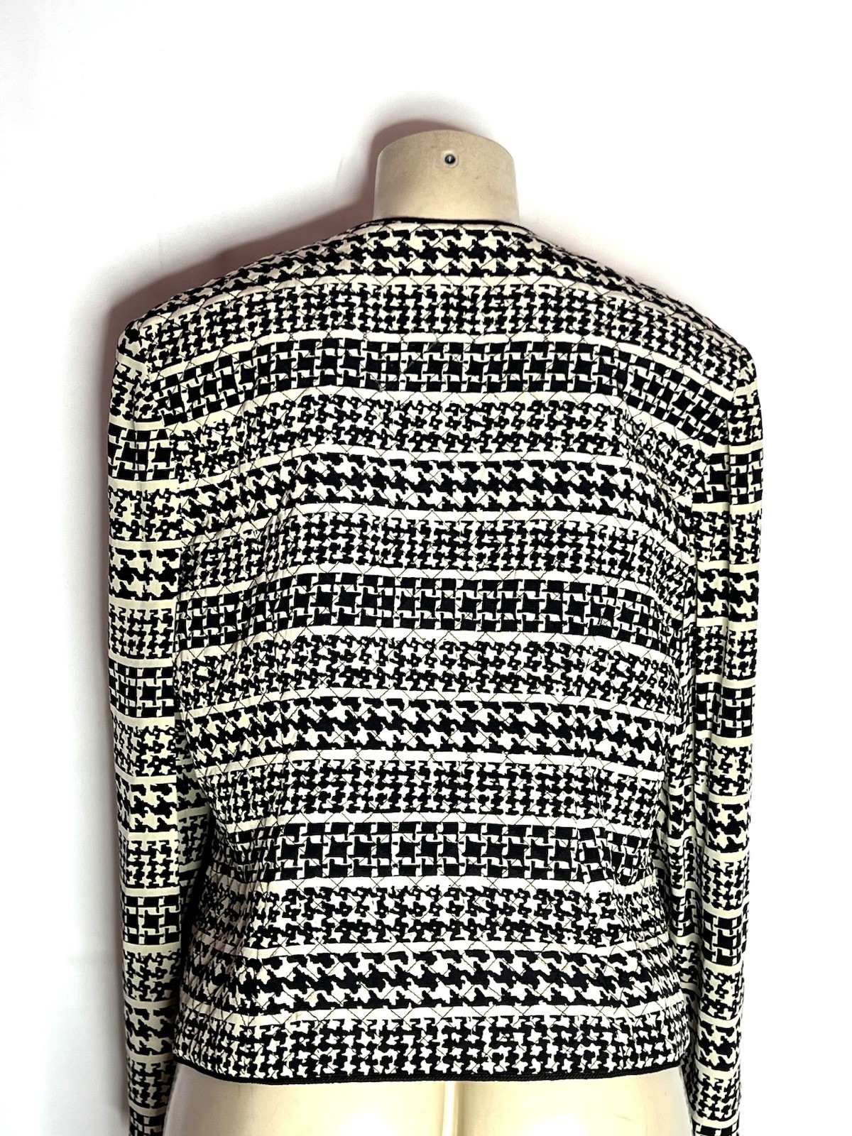VINTAGE MAGGY LONDON BLACK OFF WHITE PRINT 100% SILK QUILTED JACKET SZ 12