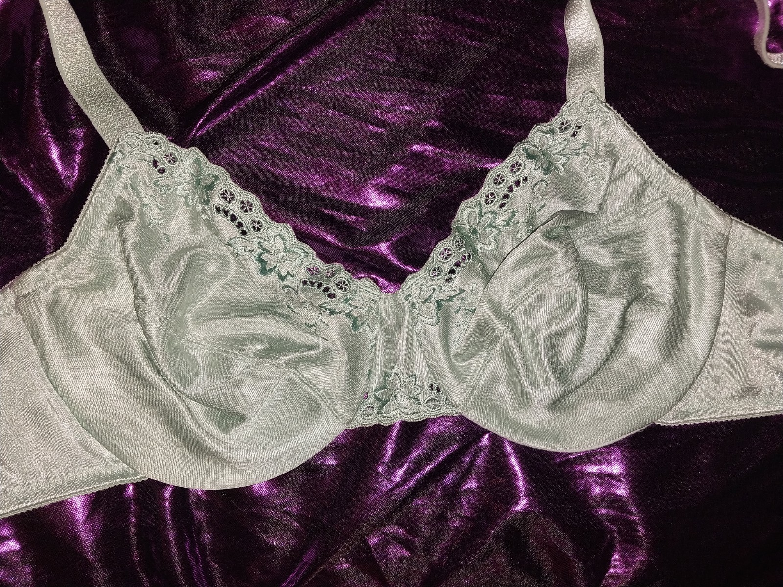 VTG SATIN SHINY VANITY FAIR MINT EMBRD FLOWER UW T SHIRT BRA 36C SEMI POINTY CUP
