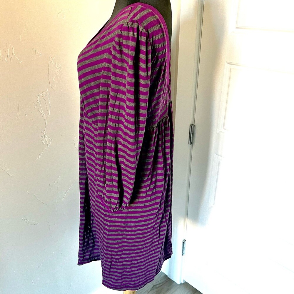 EUC Splendid dress sz L purple and heathered grey stripes. 3/4 sleeves deep V