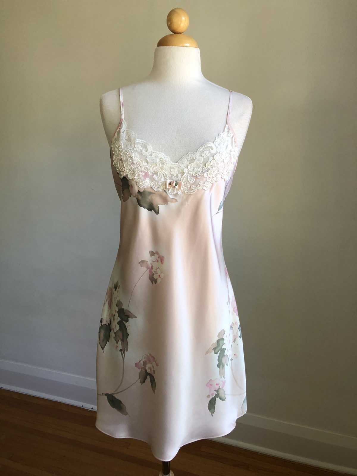 GORGEOUS VTG CALIFORNIA DYNASTY Pink Floral Silky Satin Lace & Pearls Chemise S