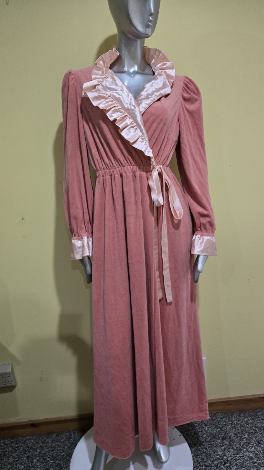 Vintage Donna Richard for Gilligan & O’Malley Ruffle Cottage Core House-Robe Med