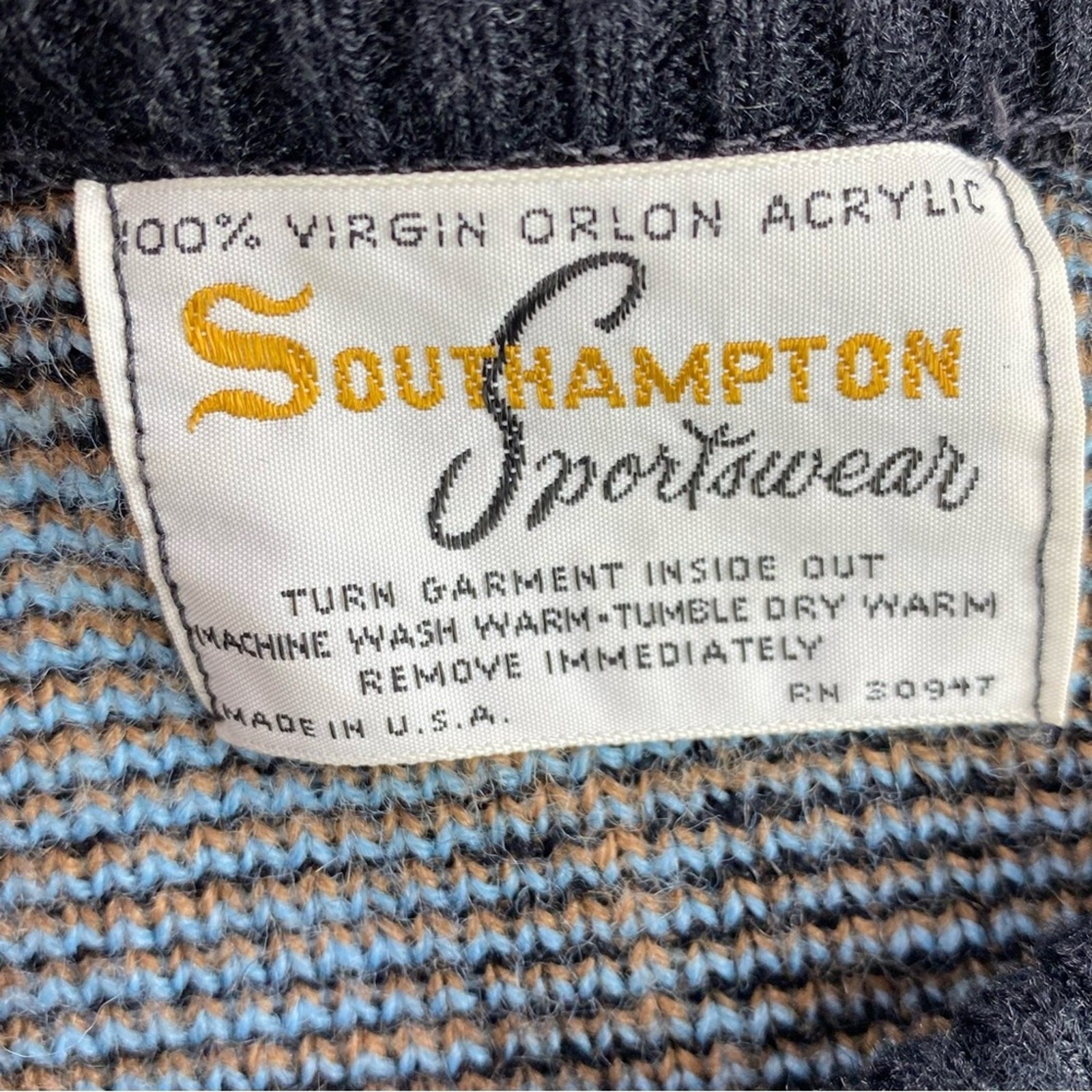 Vintage Sweater Size M/L Charcoal Gray Figurative