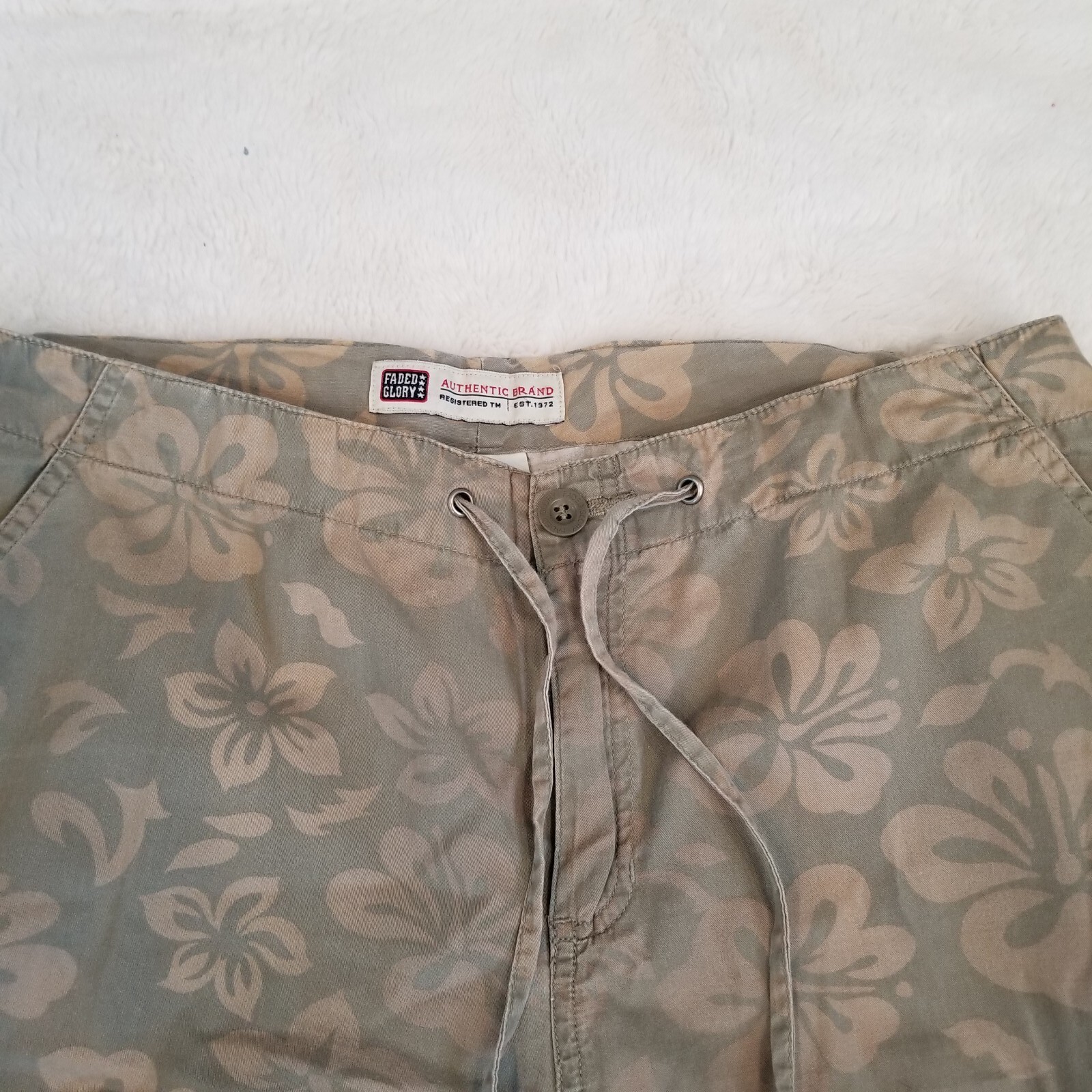 Vintage 90s Khaki Green Hawaiian Floral Cargo Cropped Pants Capris Size M 8/10