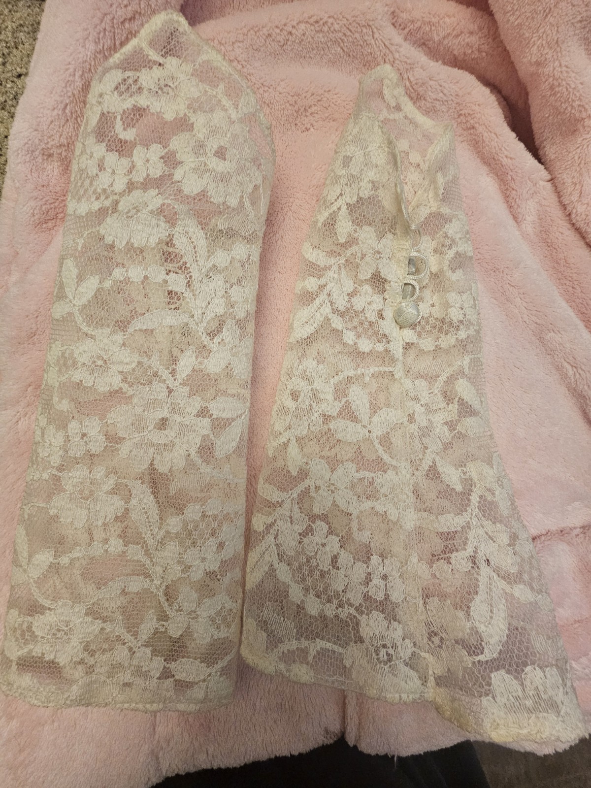 Vintage 1959 Wedding Dress. Excellent Condition With Gauntlets.