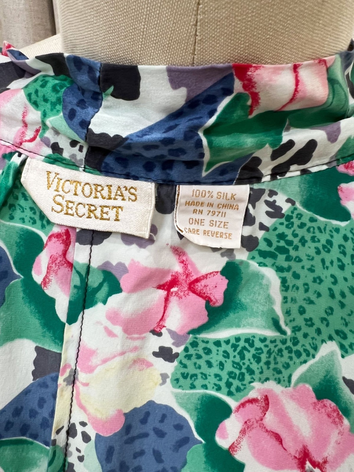 VTG Victoria’s Secret Gold Label Silk Floral Kimono Robe *Missing Belt*